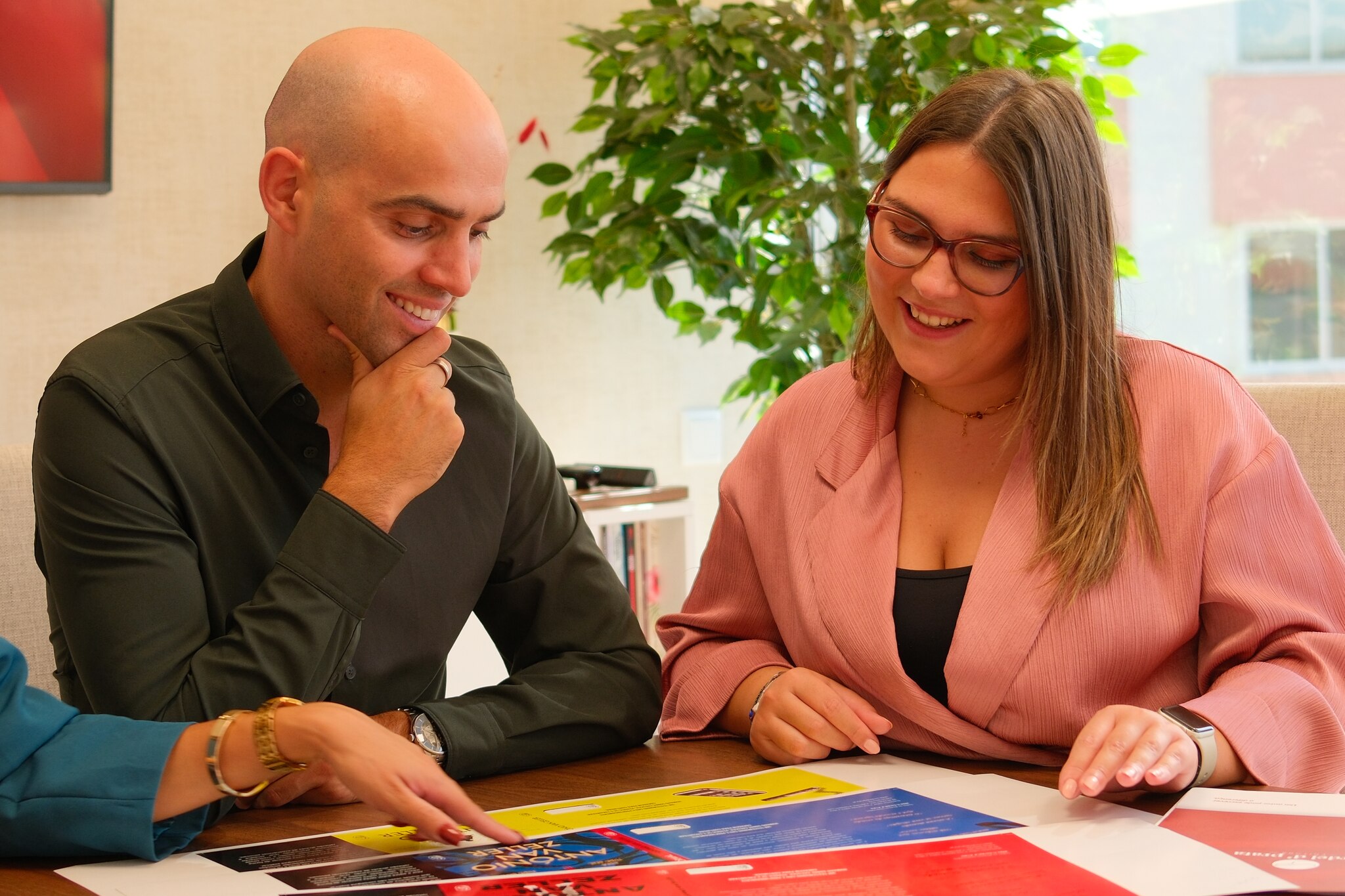 Dois elementos da equipa a rever provas em papel sobre a mesa