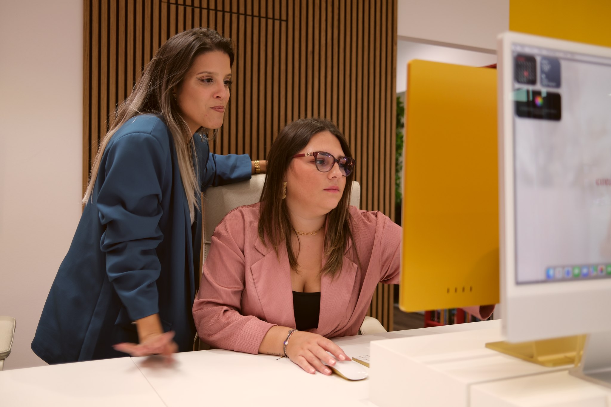 Designers a trabalhar na paginação de um livro