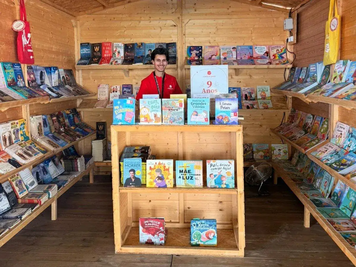 O stand da Cordel D' Prata na Feira do Livro de Coimbra, com as prateleiras cheias de livros