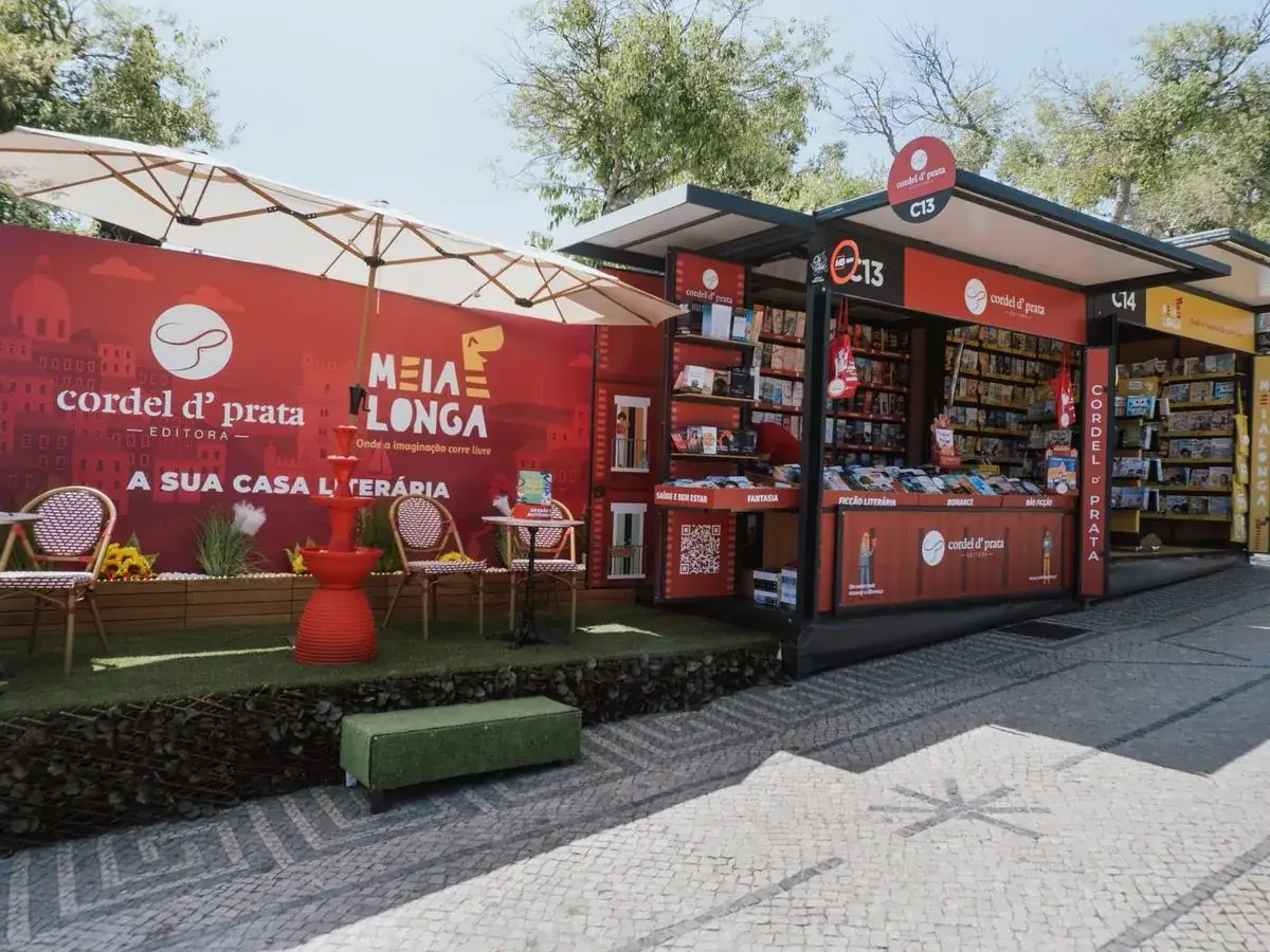 A banca da Cordel D' Prata e da Meialonga na Feira do Livro de Lisboa, com a esplanada ao lado