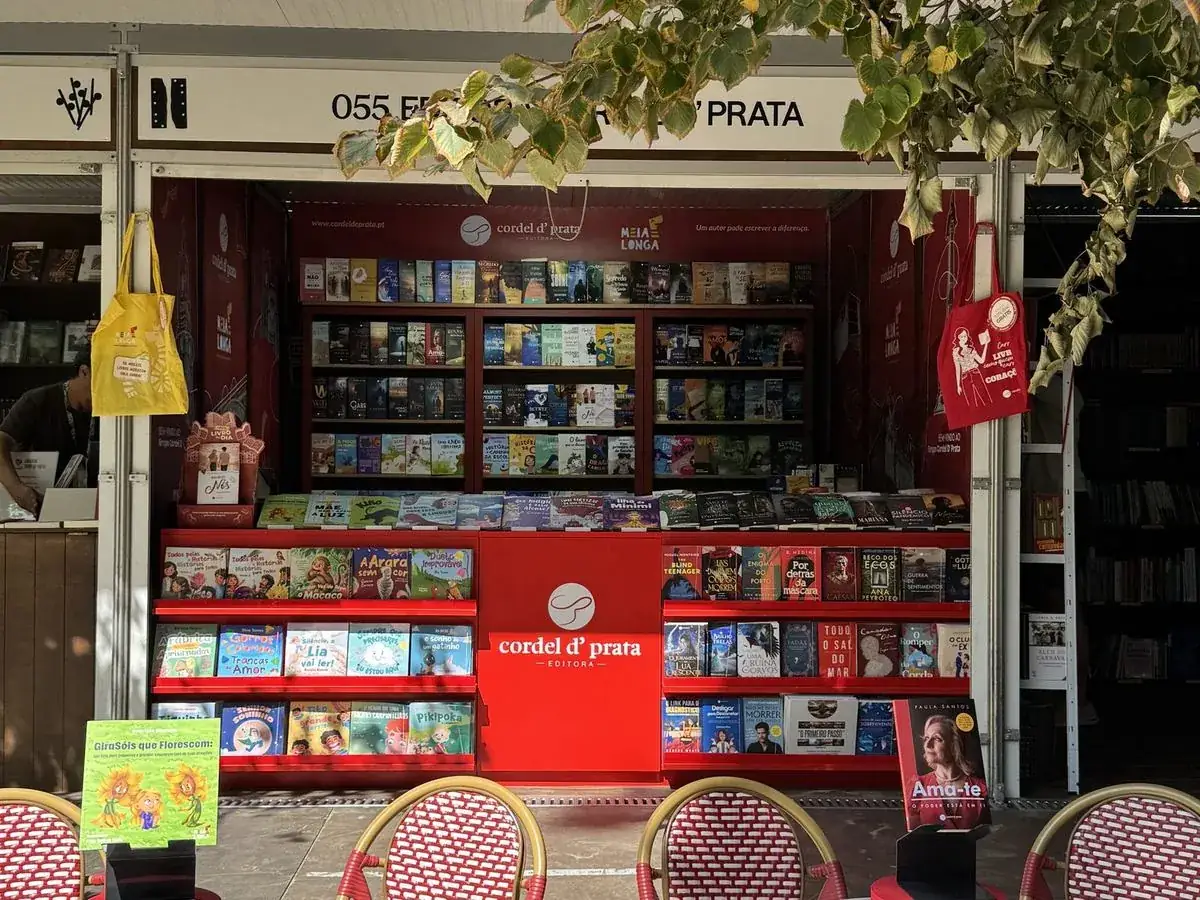 A banca vermelha da Cordel D' Prata na Feira do Livro do Porto, com as mesas de autógrafos à frente