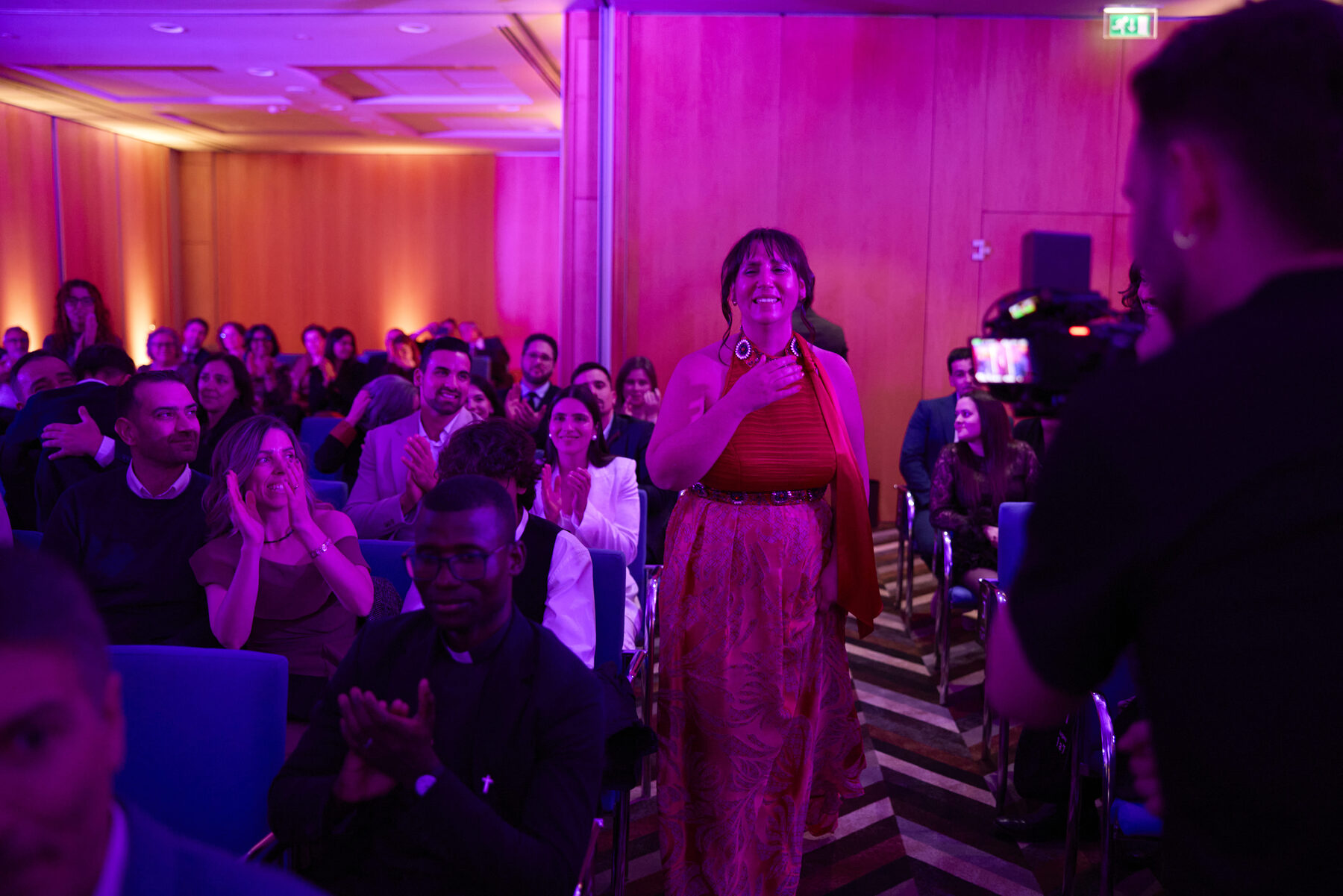 Lina Simão de pé na plateia, emocionada, com a sala a aplaudi-la