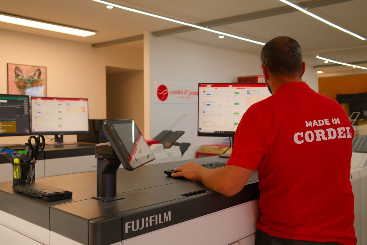 Operador a acertar a impressão na consola da máquina digital