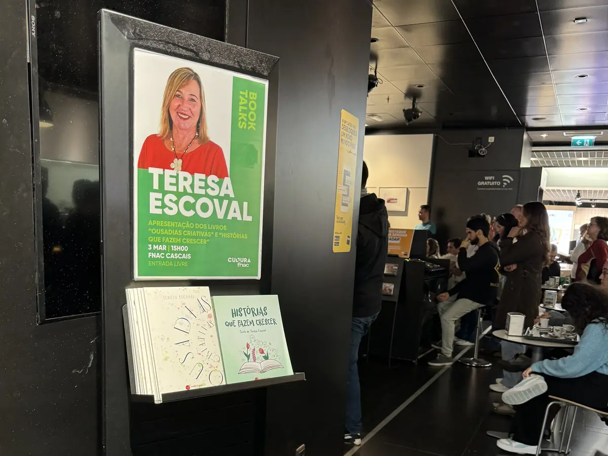 Expositor numa loja FNAC com o cartaz da apresentação de uma autora da casa e os seus livros