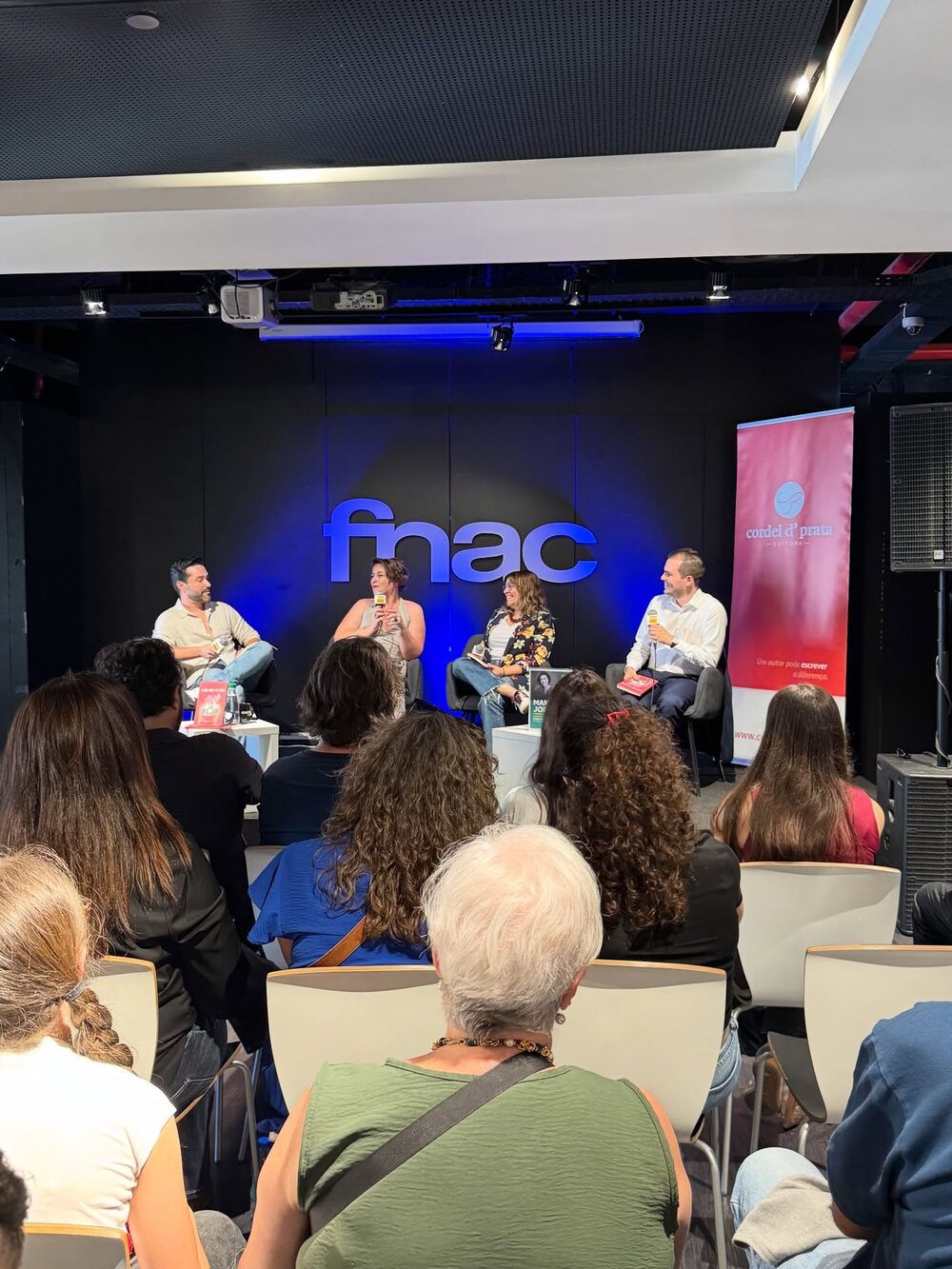 Sessão de apresentação de um livro numa loja FNAC, com a sala ocupada