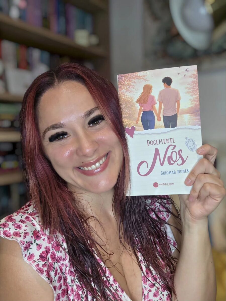 Influenciadora literária a mostrar um livro da casa que recomendou aos seguidores