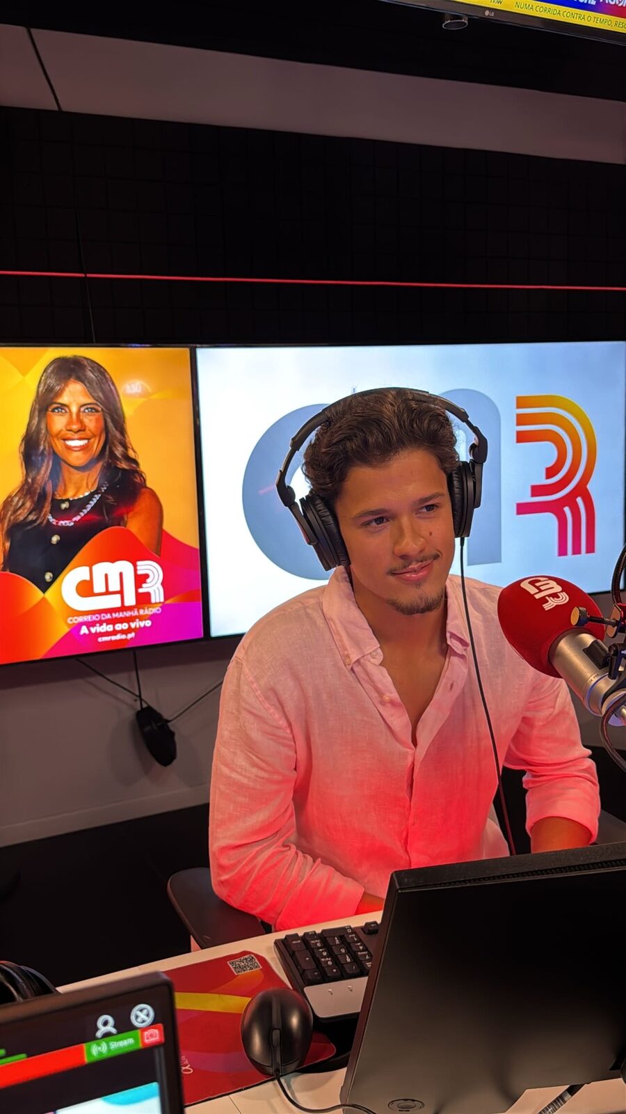 Autor da casa a ser entrevistado num estúdio de rádio