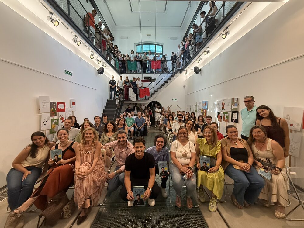 Apresentação de livro com a sala cheia de leitores