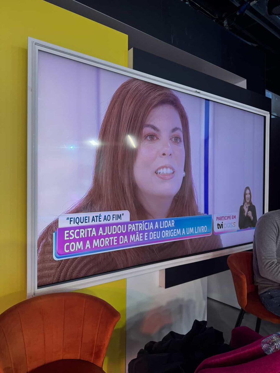 Reportagem de televisão sobre uma autora da casa e o seu livro