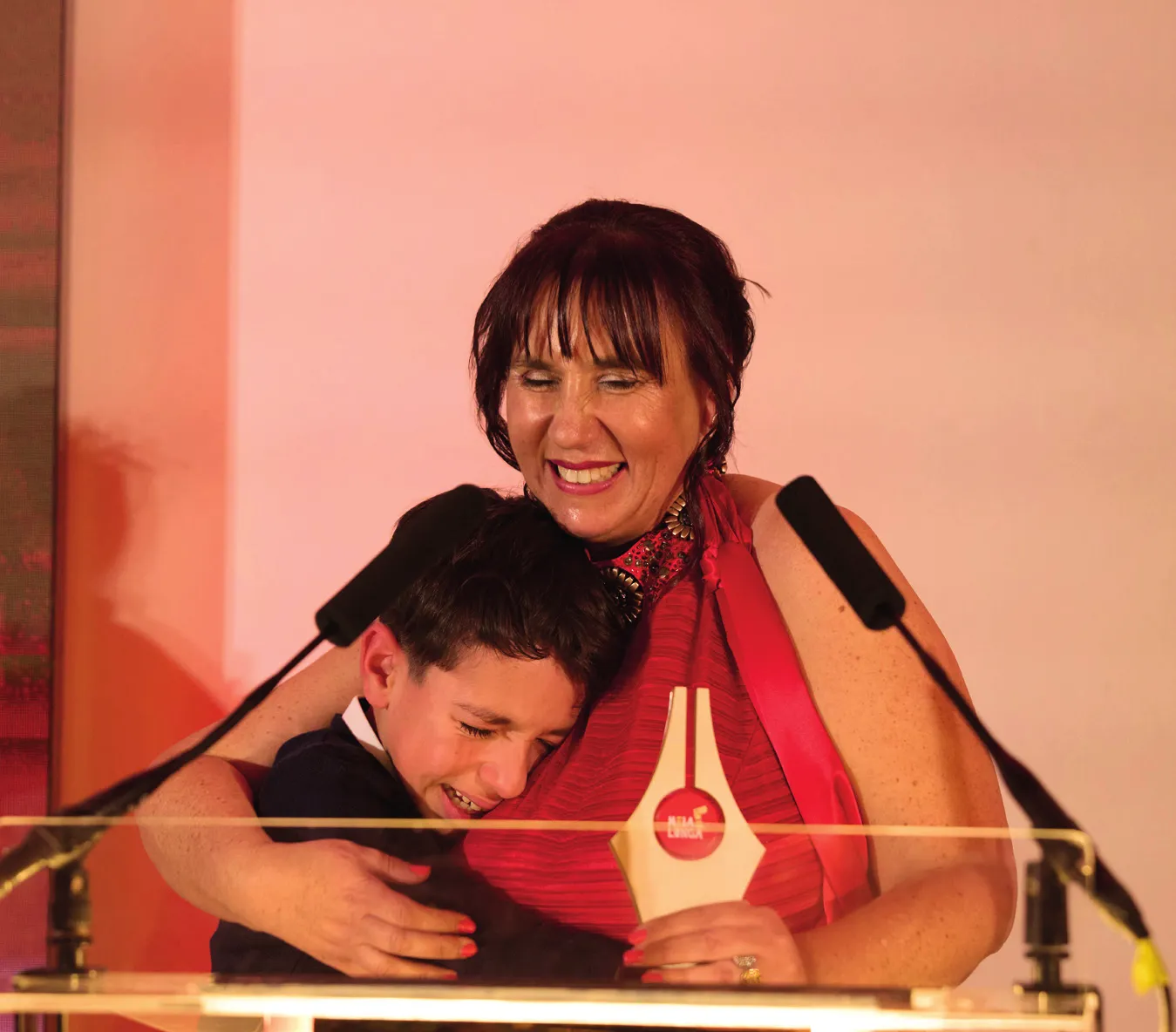 Lina Simão abraçada ao filho no púlpito