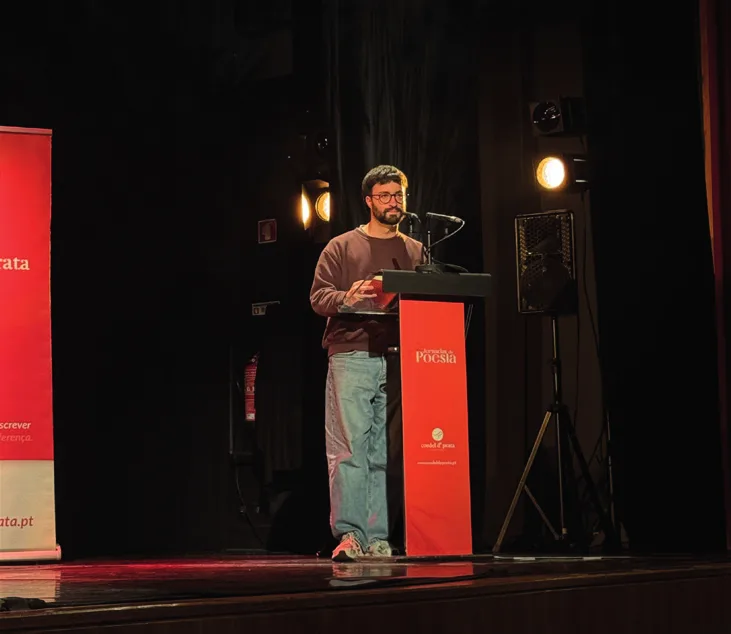 Um poeta declama ao púlpito das Jornadas da Poesia