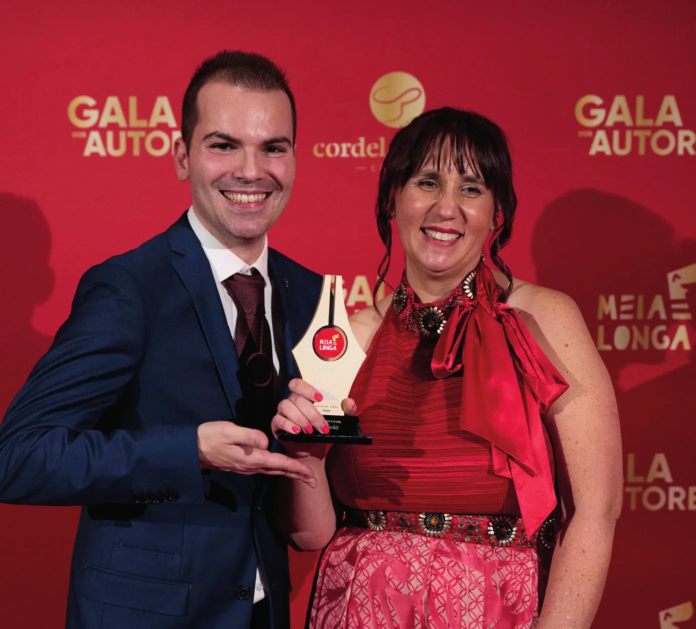 Luis Rodrigues entrega o troféu a Lina Simão