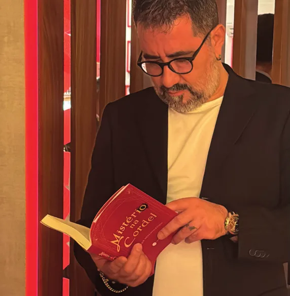 Um autor lê o livro sem nome