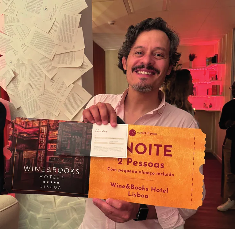 Nuno Sousa, o vencedor, com o voucher de uma noite para duas pessoas no Wine & Books Hotel Lisboa