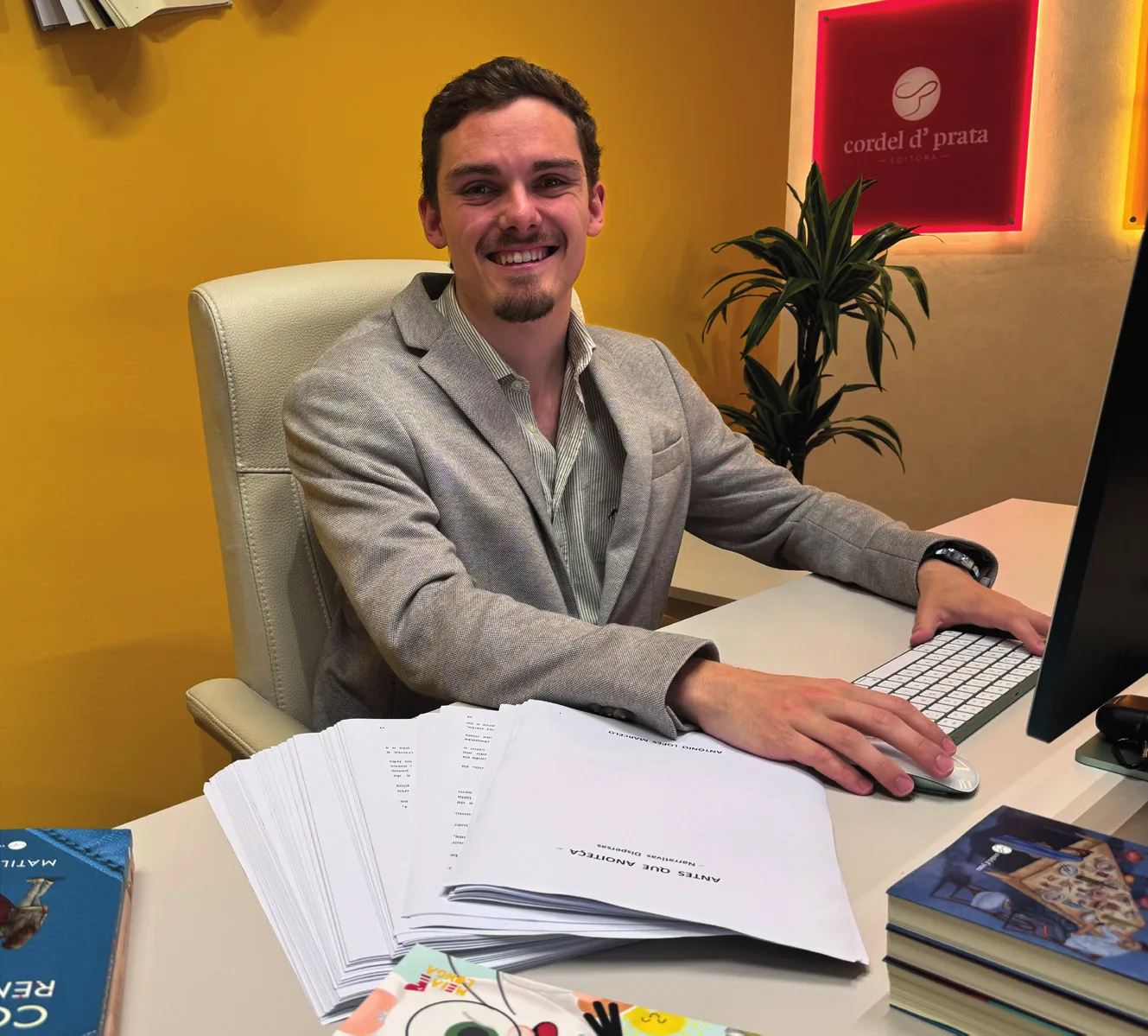 Tiago Baptista à secretária, no escritório de Lisboa da Cordel D' Prata